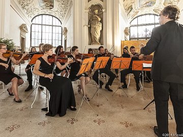 Dirigent: Jean Gabriel Raelet,  sólo: Emilie Herwats – viola, Aline Masset - violoncello, Manon Stassen a Samuel Denis - housle